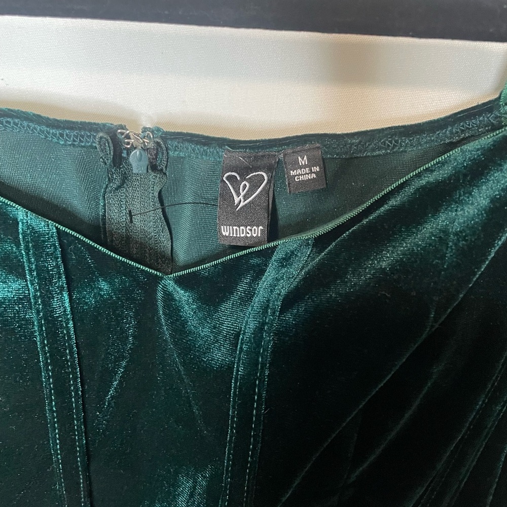 Windsor dress, green color, size M.